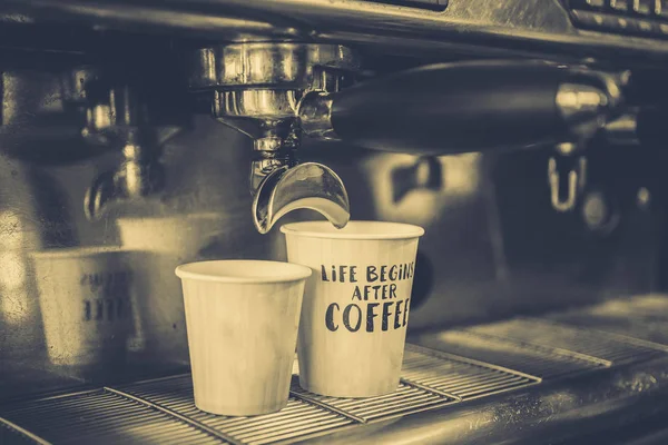 Kaffeemaschine und Capkake im Café — Stockfoto