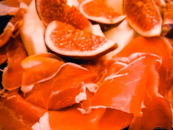 et ve incir bir plaka üzerinde parçalar