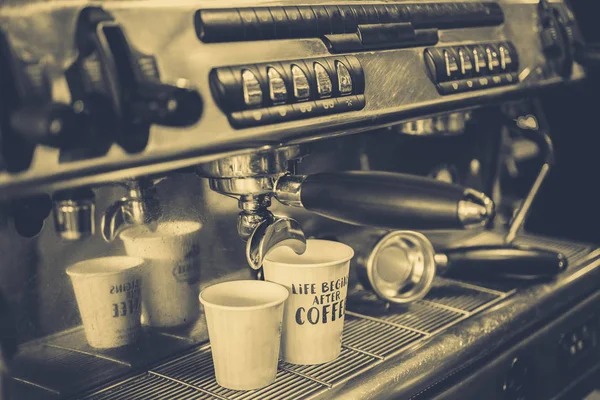 Kaffee Wird Einer Kaffeemaschine Zubereitet — Stockfoto