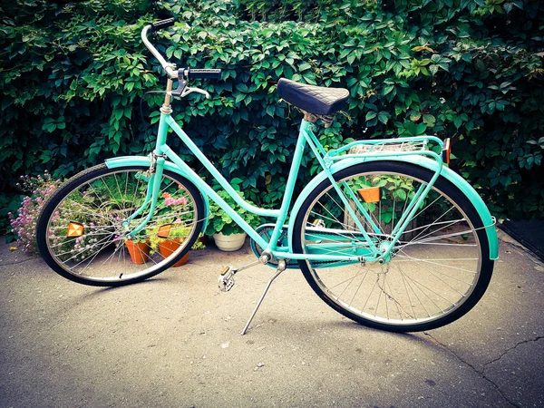 Яркий Бирюзовый Велосипед Улице — стоковое фото