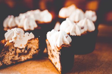 Taze kahve ve kekler