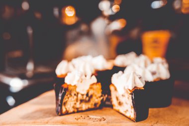 bir tepsi üzerinde pek çok güzel pastalar