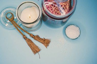 Arka plan spa kabukları mum ve tuz konu üzerinde
