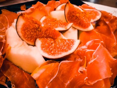 et ve incir bir plaka üzerinde parçalar