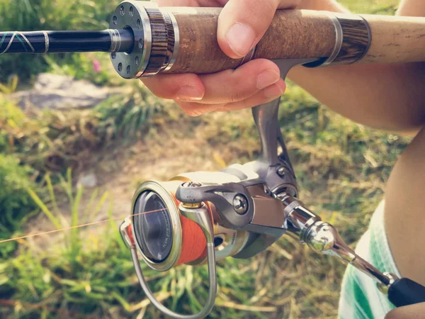 El chico está pescando — Foto de Stock