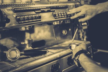 barmen bir kahve makinesi kahve hazırlar