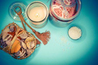 Arka plan spa kabukları mum ve tuz konu üzerinde