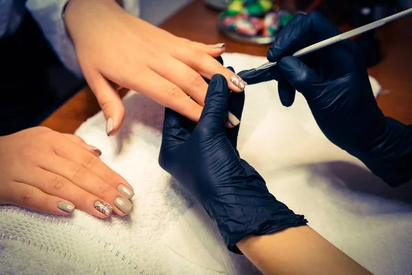 Manicure al salone termale — Foto Stock