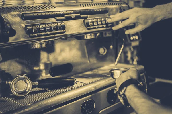 Barman Prepara Caffè Una Macchina Caffè — Foto Stock