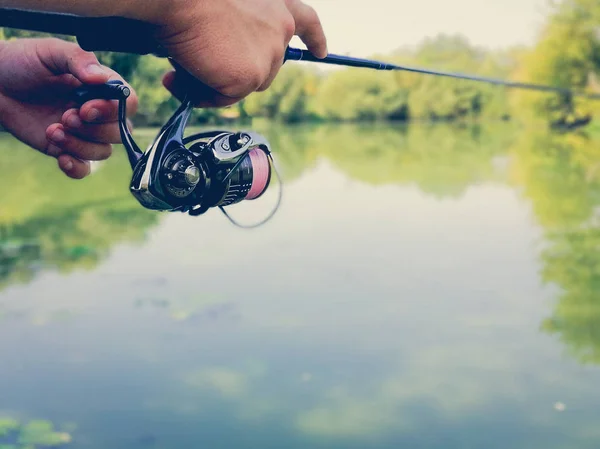 Giovanotto che pesca. bokeh, sfondo sfocato — Foto Stock