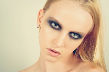 Makyaj yeşil gölgeler ile