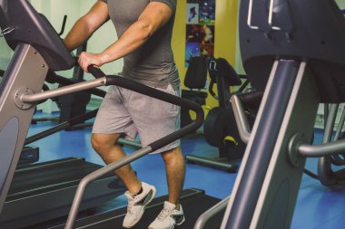 Spor salonunda vücut geliştirmeci