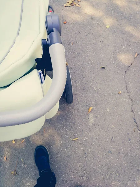 Behandelen van een kinderwagen en benen — Stockfoto