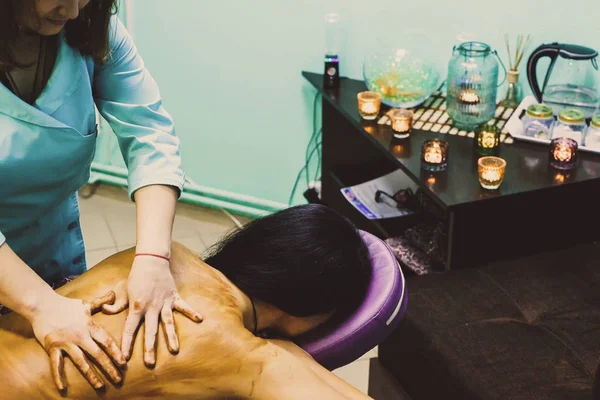 Brunette Vrouw Ontspannen Tijdens Massagebehandeling Spa — Stockfoto