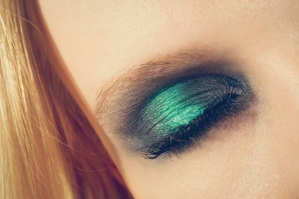 Yeşil gölgeli göz makyajı — Stok fotoğraf