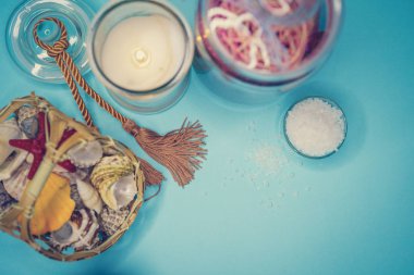 Arka plan spa kabukları mum ve tuz konu üzerinde