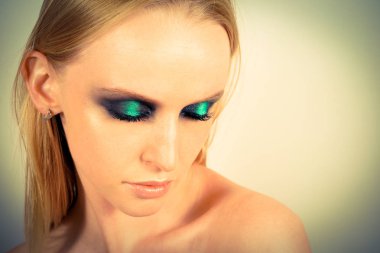 Makyaj yeşil gölgeler ile