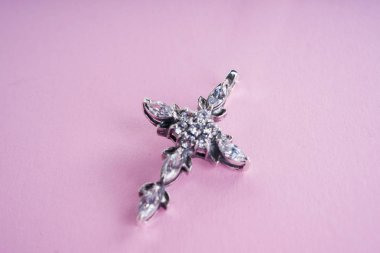 Güzel gümüş kolye yakın çekim