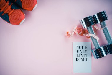 santimetre, pembe bir arka plan üzerinde halter