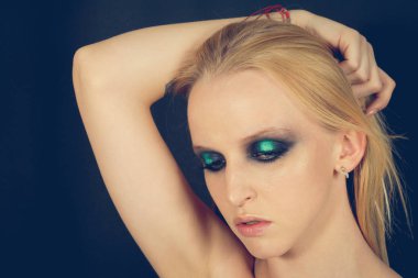 Makyaj yeşil gölgeler ile