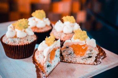 bir tepsi üzerinde pek çok güzel pastalar