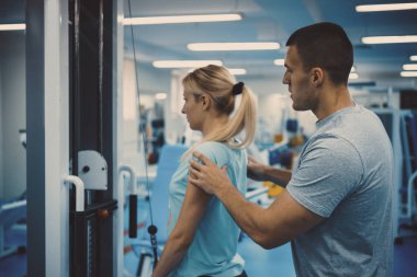 Kişisel eğitim kavramı. Koç ve istemci jimnastik salonu