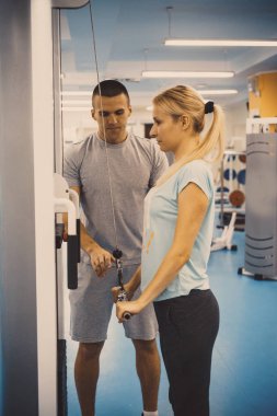 Kişisel eğitim kavramı. Koç ve istemci jimnastik salonu