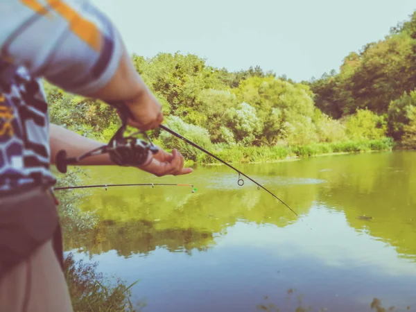 Giovanotto che pesca. bokeh, sfondo sfocato — Foto Stock