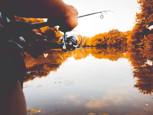 Giovanotto che pesca. bokeh, sfondo sfocato — Foto Stock