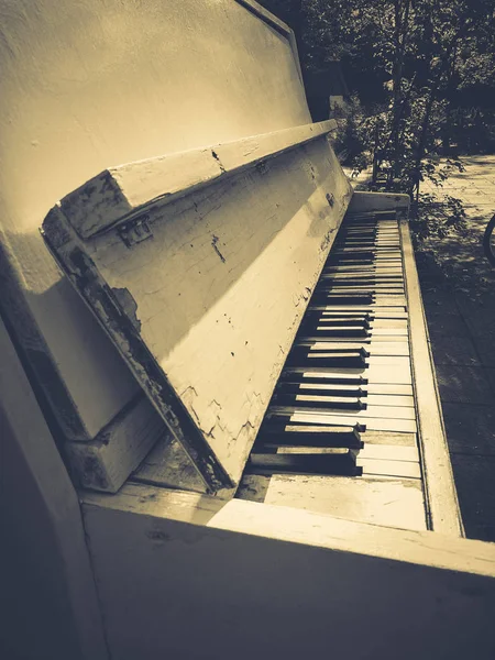 Old collapsed white piano — Stock Photo, Image