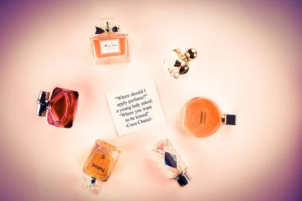 Üvegek a parfüm rózsaszín háttér — Stock Fotó