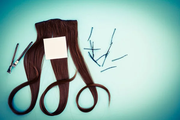 Koncepcja fryzjera: fałszywe włosy i spinki do włosów — Zdjęcie stockowe