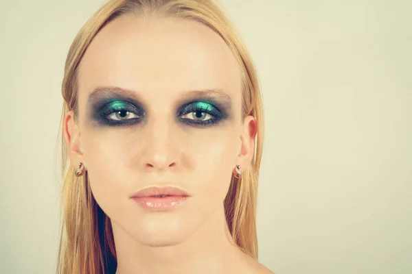 Maquillaje con sombras verdes — Foto de Stock