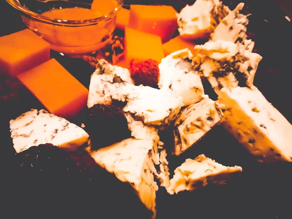 高贵的奶酪和覆盆子 — 图库照片