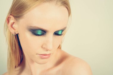 Makyaj yeşil gölgeler ile