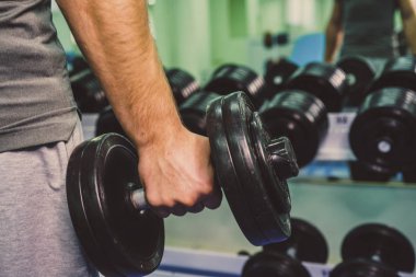 Spor salonunda vücut geliştirmeci