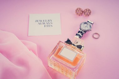 Pembe bir arka plan üzerinde çeşitli makyaj ürünleri