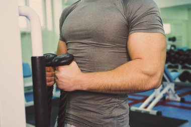 Spor salonunda vücut geliştirmeci