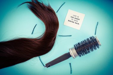 kuaför kavramı: yanlış saç ve saç tokaları