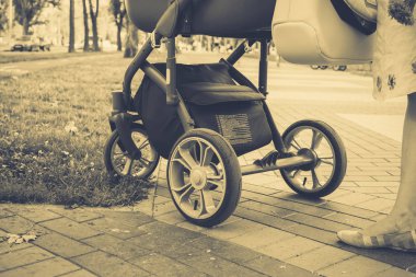 Anne üzerinde bir bebek arabası