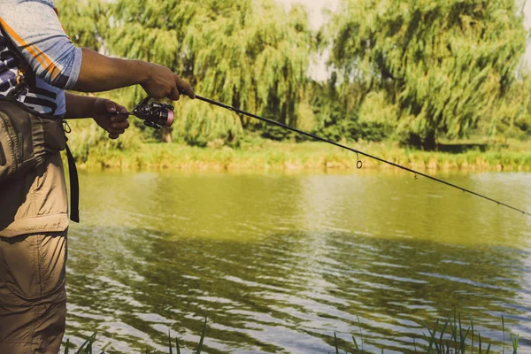 O pescador está pescando no lago — Fotografia de Stock