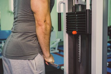 Spor salonunda vücut geliştirmeci