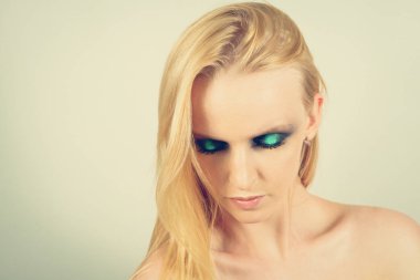 Makyaj yeşil gölgeler ile