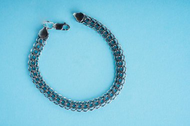 mavi bir arka plan üzerinde gümüş bilezik