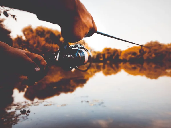 Giovanotto che pesca. bokeh, sfondo sfocato — Foto Stock