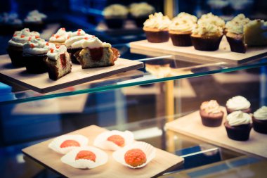 bir tepsi üzerinde pek çok güzel pastalar