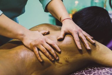 Spa salonunda çikolata masajı