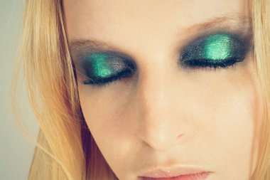 Makyaj yeşil gölgeler ile