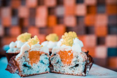 bir tepsi üzerinde pek çok güzel pastalar