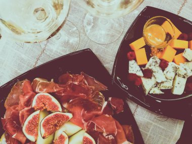 et ve incir bir plaka üzerinde parçalar